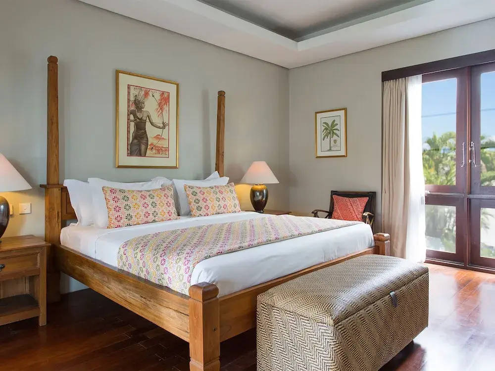 6 Bedrooms Villa with balcony