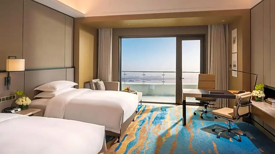 經典雙人房，配有陽台和河景雙床