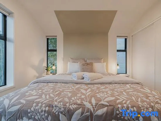 Misty Meadows Manor - Your Urban Oasis