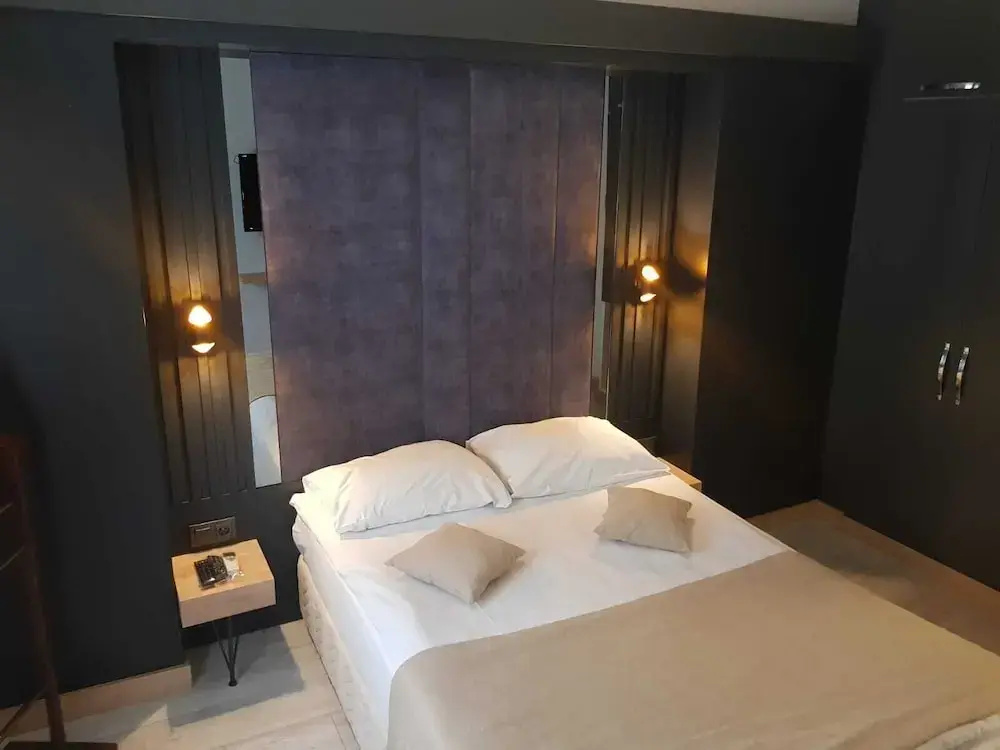 Deluxe Double room (full double bed)