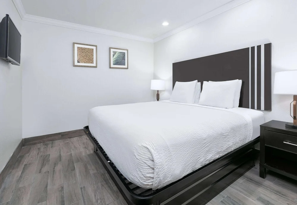 Interior Double Suite with pool view (full double bed)