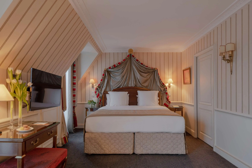 Napoleon Hotel 69