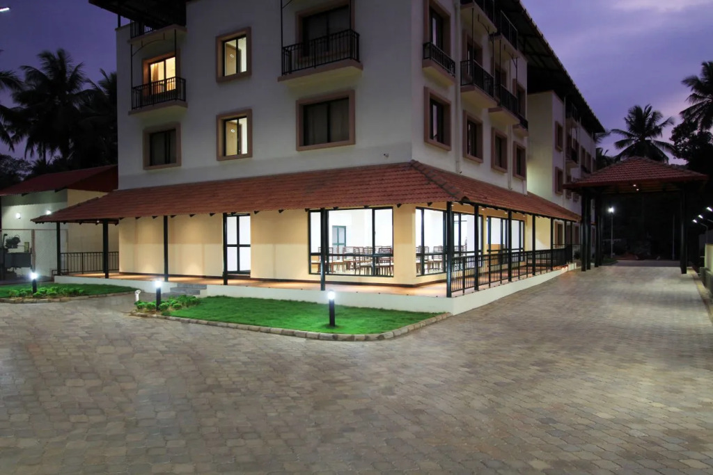 豪華河景雙人房，配有雙人床