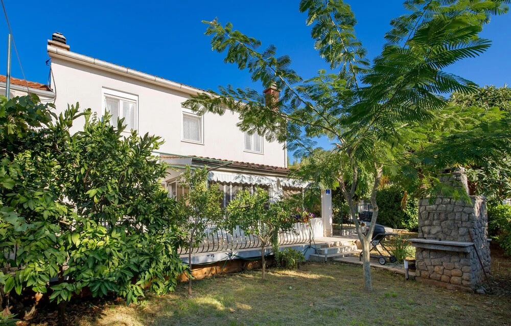 Stunning Home in Kremenici With Wifi and 2 Bedrooms