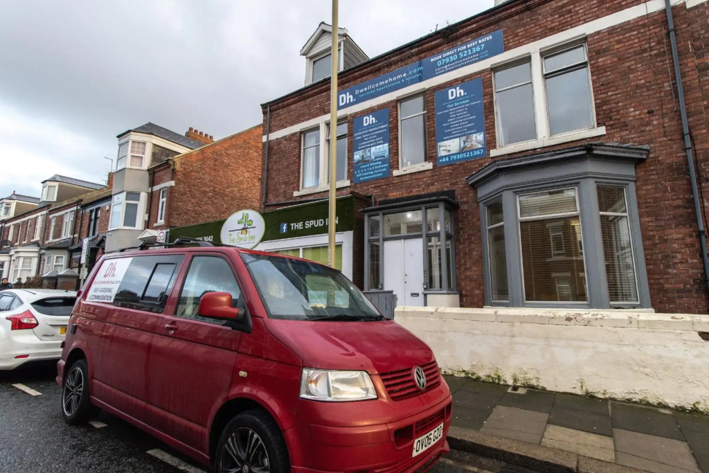Find "DWELLCOME HOME Ltd" site for 10oo10 assurance from past guests - Huge 4 Bedroom Townhouse with 7 beds, 3 kings, 1 double, 2 singles, double sofa bed 100 Mbps broadband, free parking, Miles better than a hotel