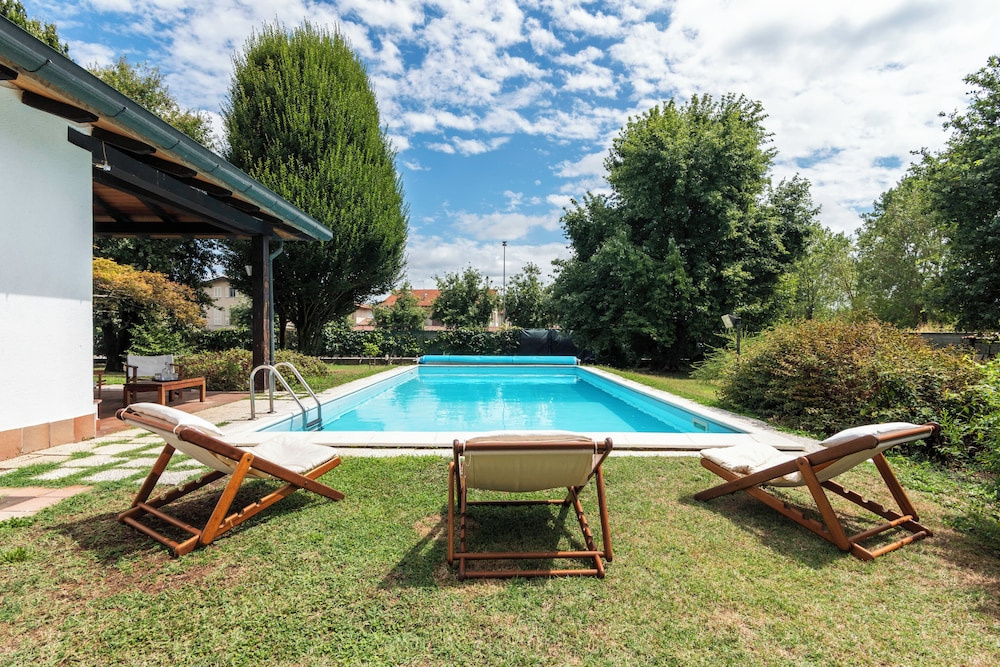 Villa Wanna - Design, Relaxation, and Nature near Milan