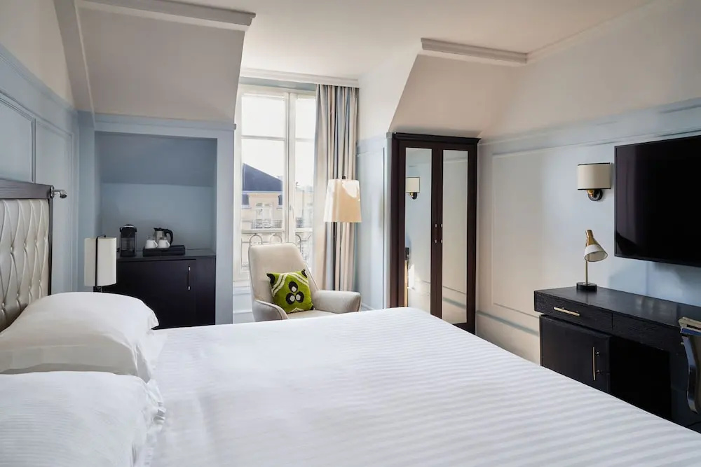 La Parisienne Double room (full double bed)