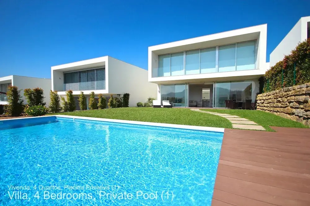 4 Bedrooms Villa