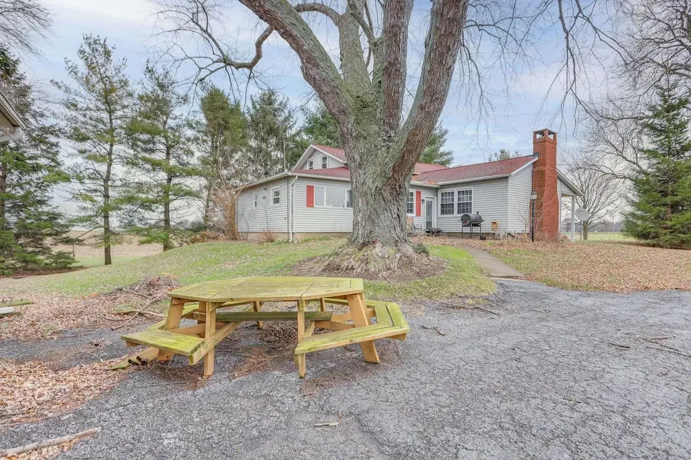 Central & Private Milan Home ~ 10 Mi to Sandusky!