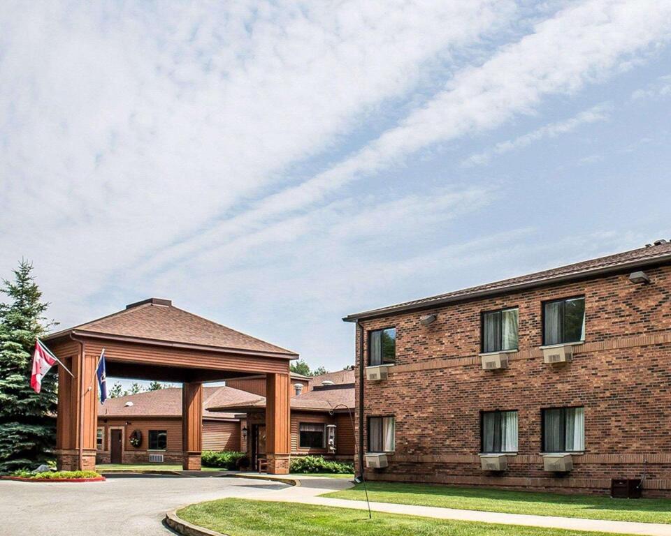 Одноэтажный дом с гаражом сплоской кришнй. П образный дом. Планировка виллы флорида майами. Property feature. Property feature.