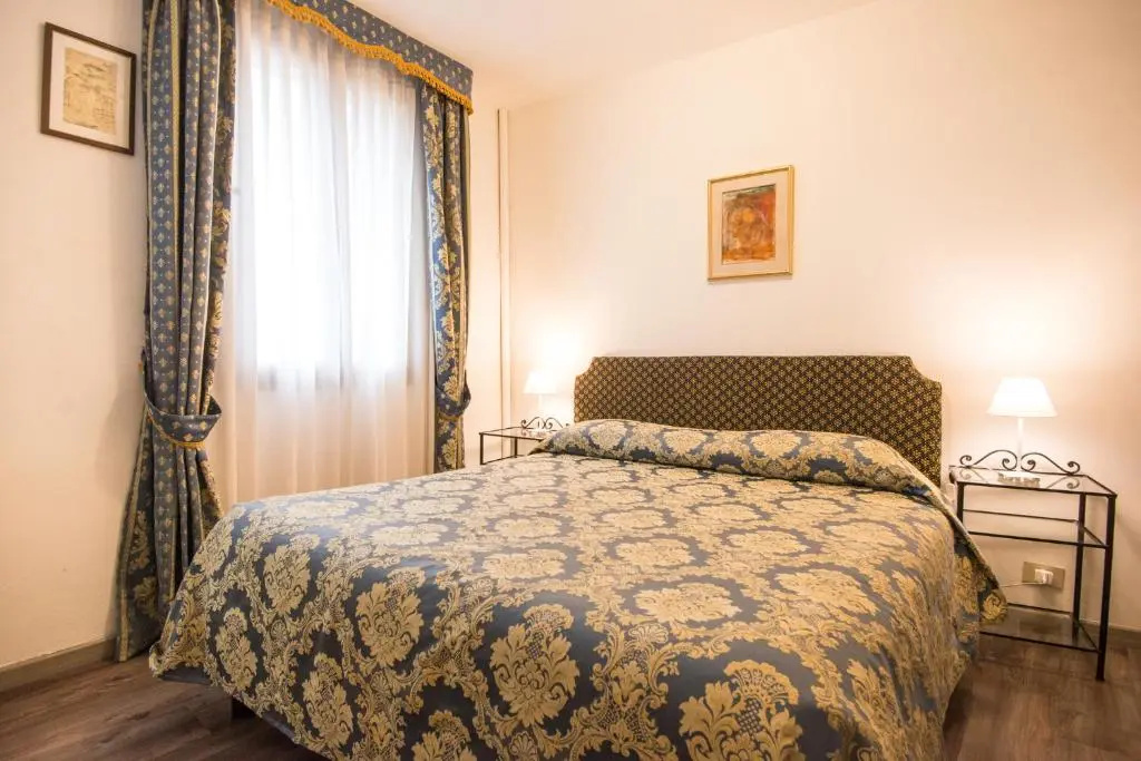 Deluxe Double room (full double bed)