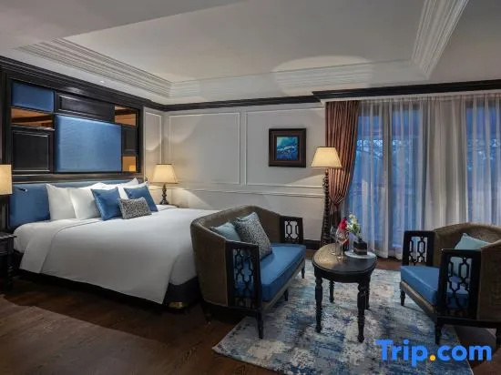 Suite with balcony and with pool view