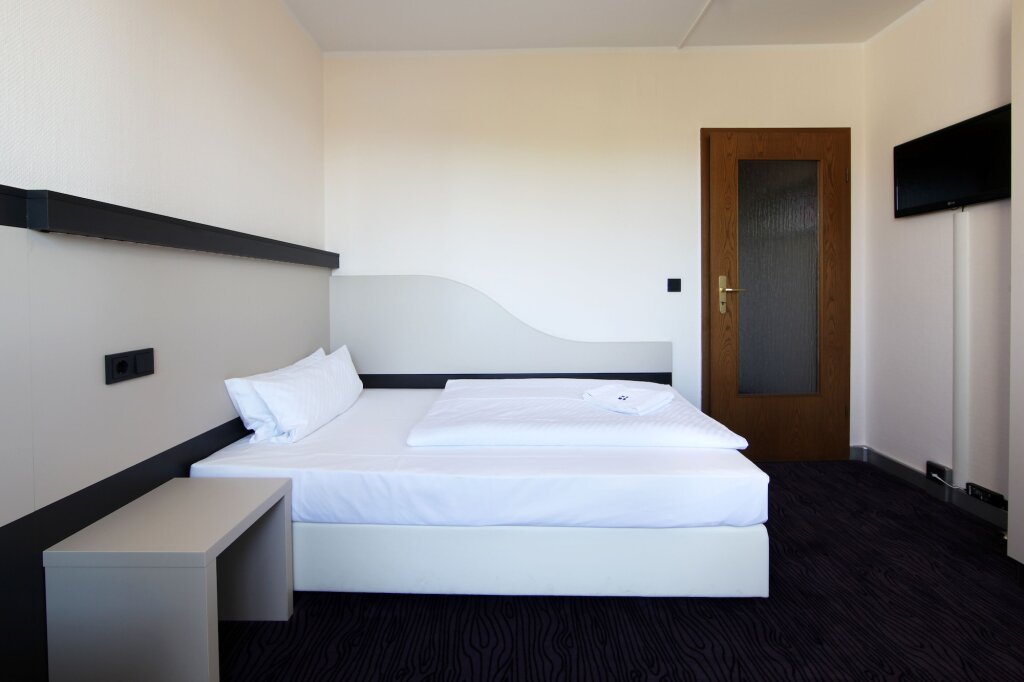 Dietrich-Bonhoeffer-Hotel picture