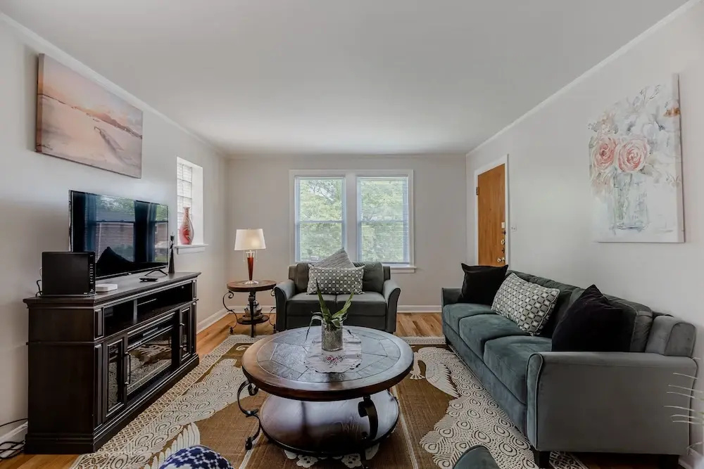 Bright and Charming 2 Bed Apartment in Evanston by AllSet Turnover - фото 6