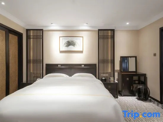 Deluxe Double Suite full double bed