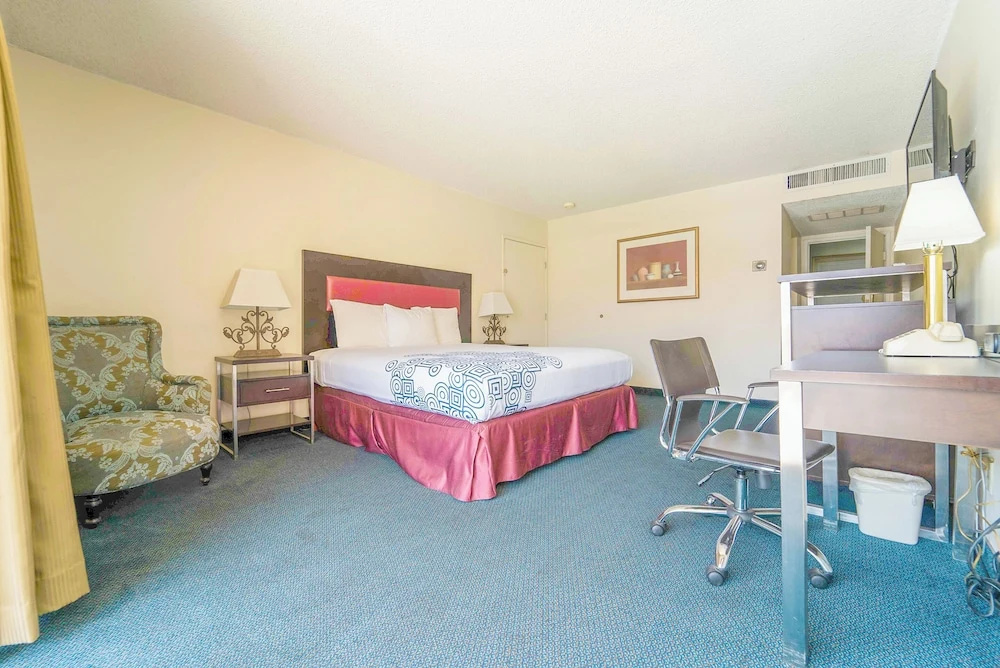 Deluxe Double room with balcony (full double bed)