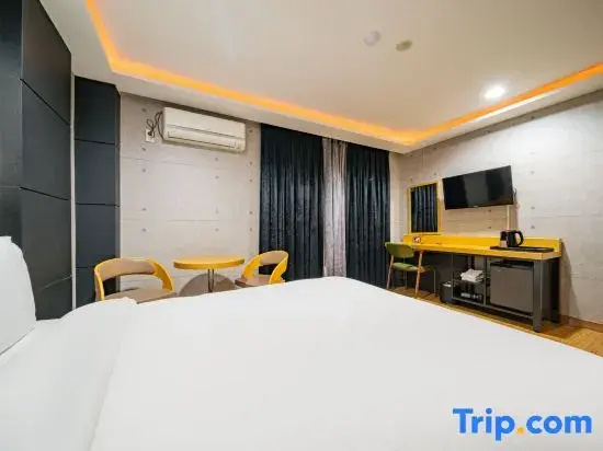 Deluxe Double room (full double bed)