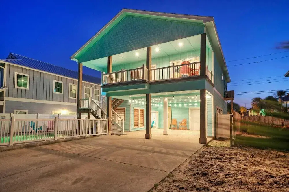 Private Pool, Covered Patio 4 Blocks to Beach Bourbon Breeze by Avantstay