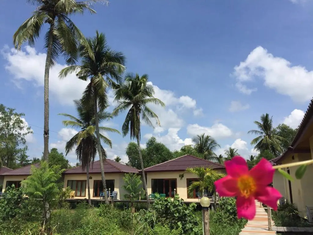 Bungalow with garden view