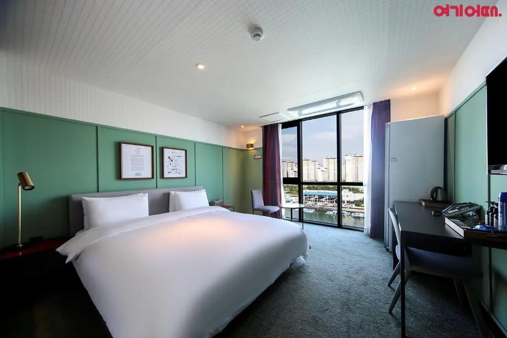 Deluxe Double room with partial sea view (full double bed)