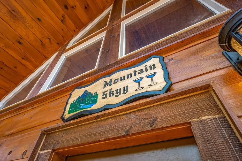 Mountain Skyy 3 Bedroom Cabin by RedAwning