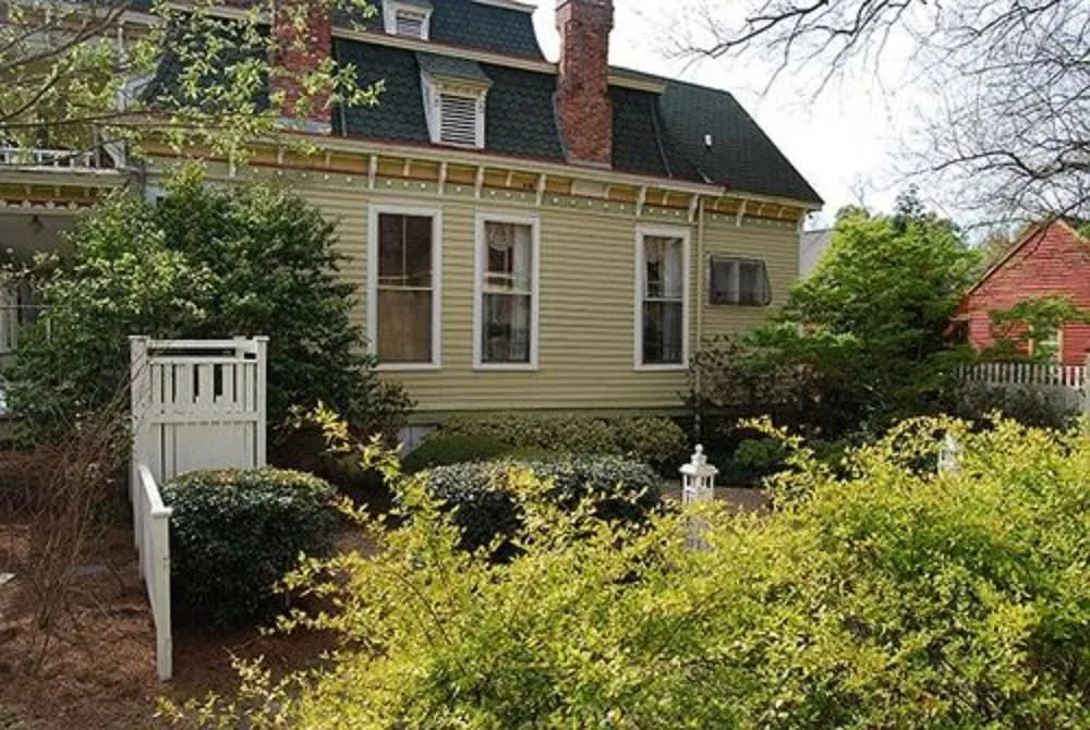 Rothschild-Pound House Inn — фото