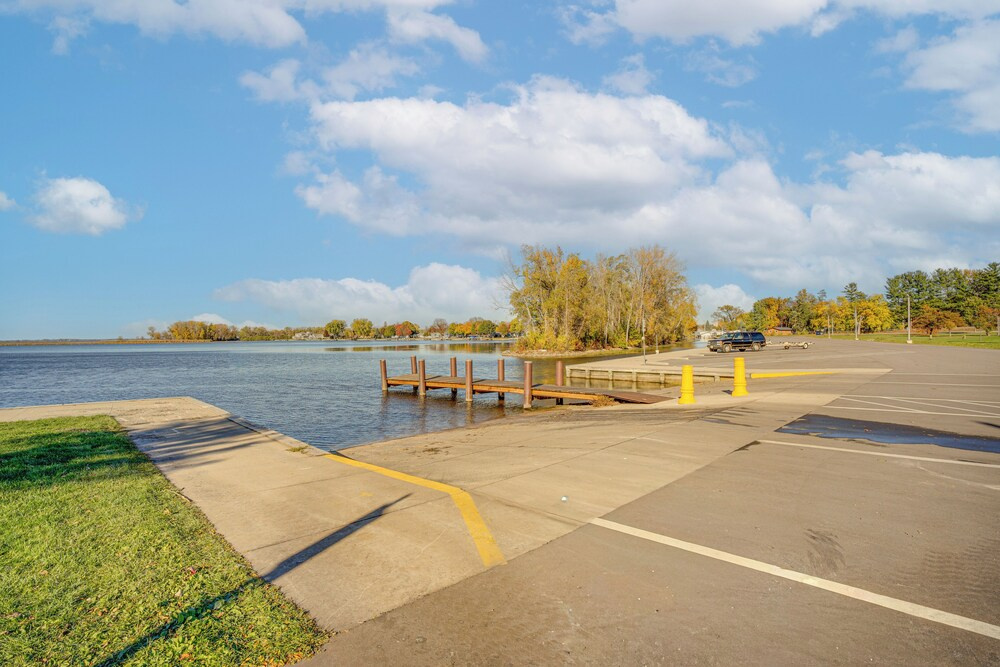 Angler's Retreat 1 Block to Lake Winneconne