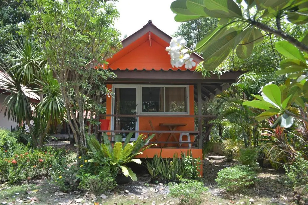 Bungalow with water view