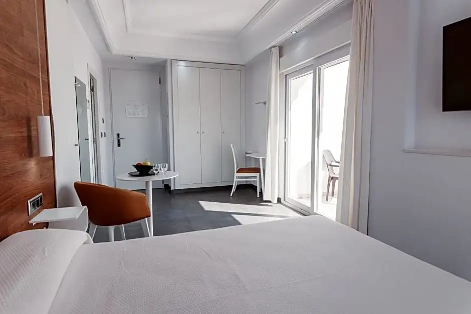 Double room (full double bed)