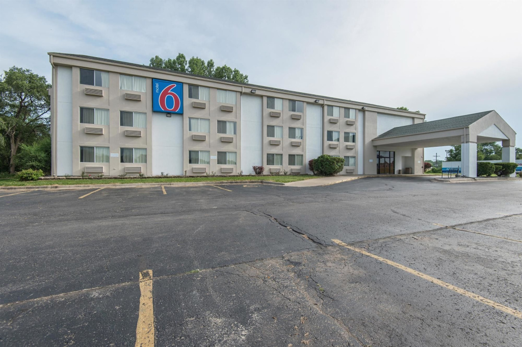 Motel 6 Lawrence, KS