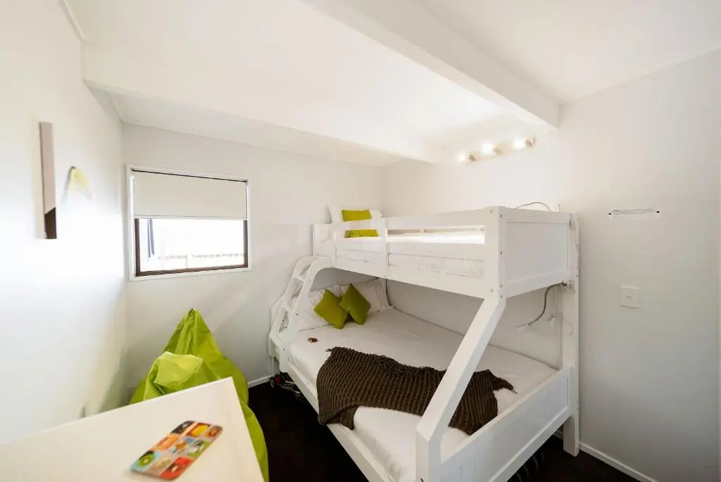 Central, Modern Loft Style Home - 2 Min walk from Town
