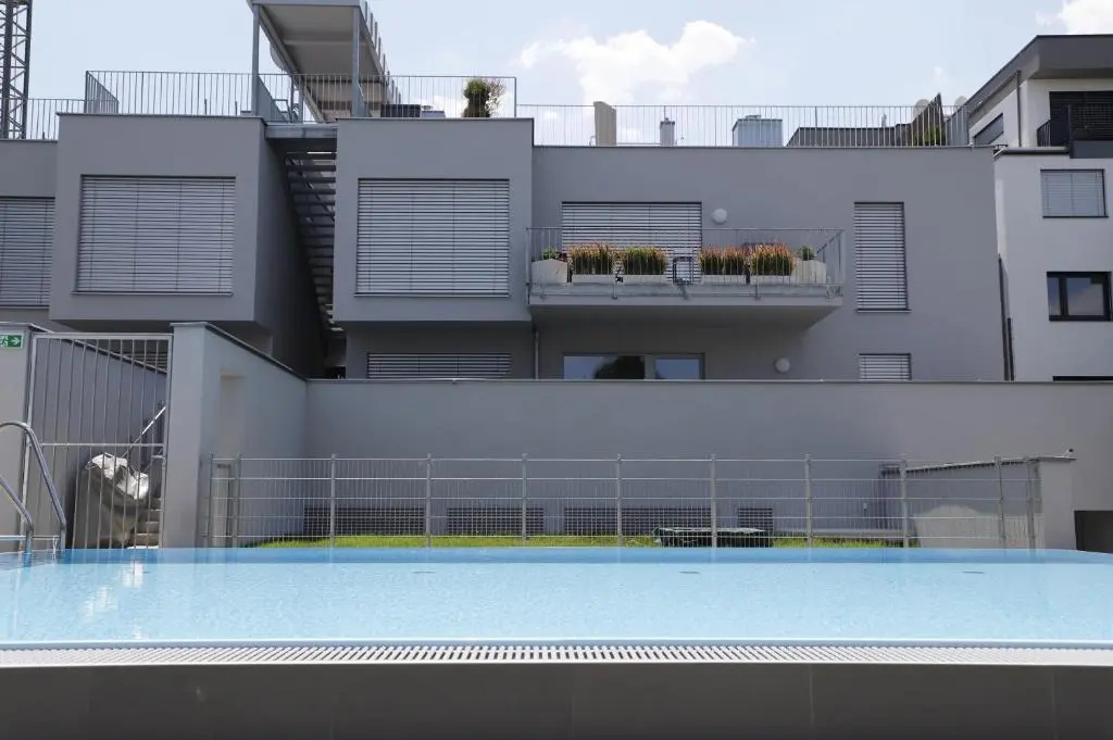Red Flower Apartment with Pool - 5 min to Lake