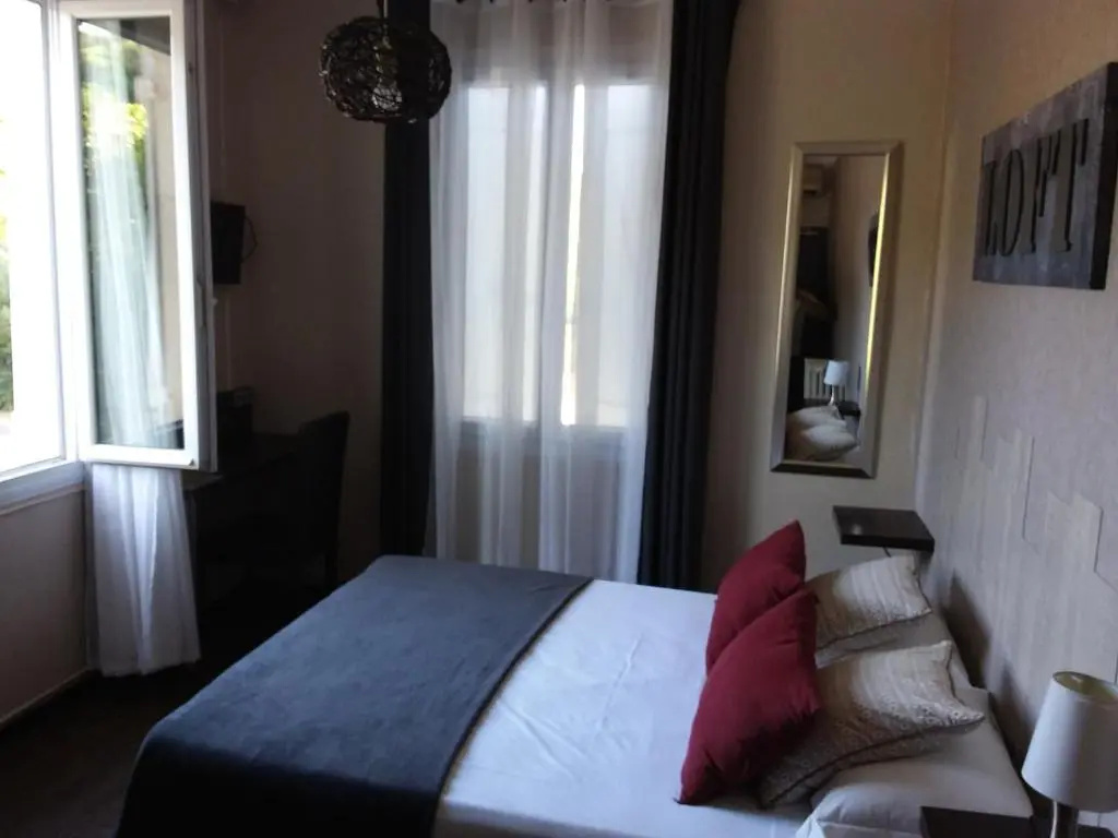 Standard Double room with street view (full double bed)