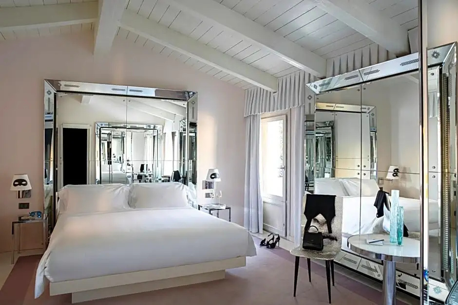 (1)Deluxe Double room with balcony (full double bed) (king size bed) at Palazzina Grassi in Venice