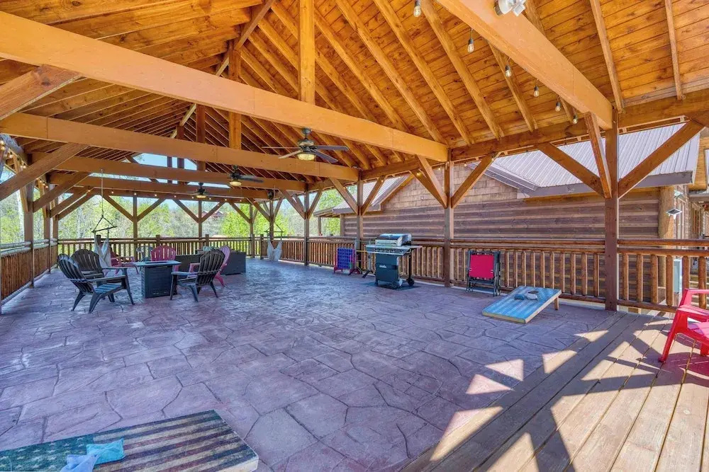 Dolly's Lodge by Avantstay Sleeps 28 - Luxe Smokies Cabin Game Room, Hot Tub, Views, Near Attractions