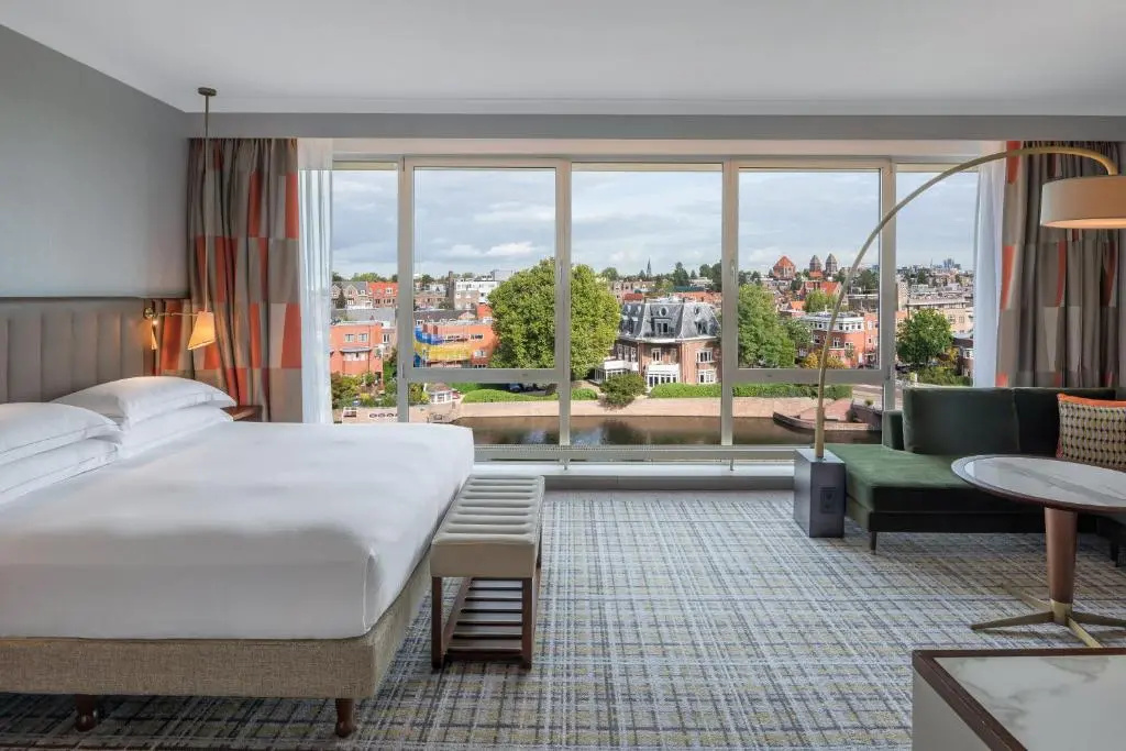 Double Junior Suite with canal view (full double bed)