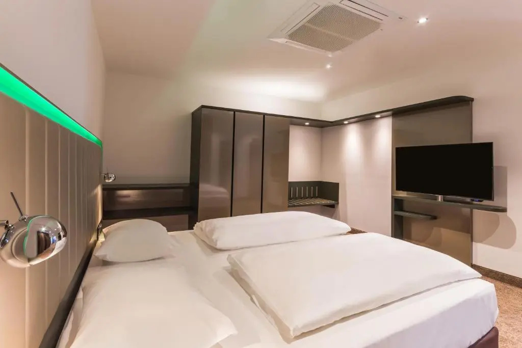 Double Suite with balcony full double bed