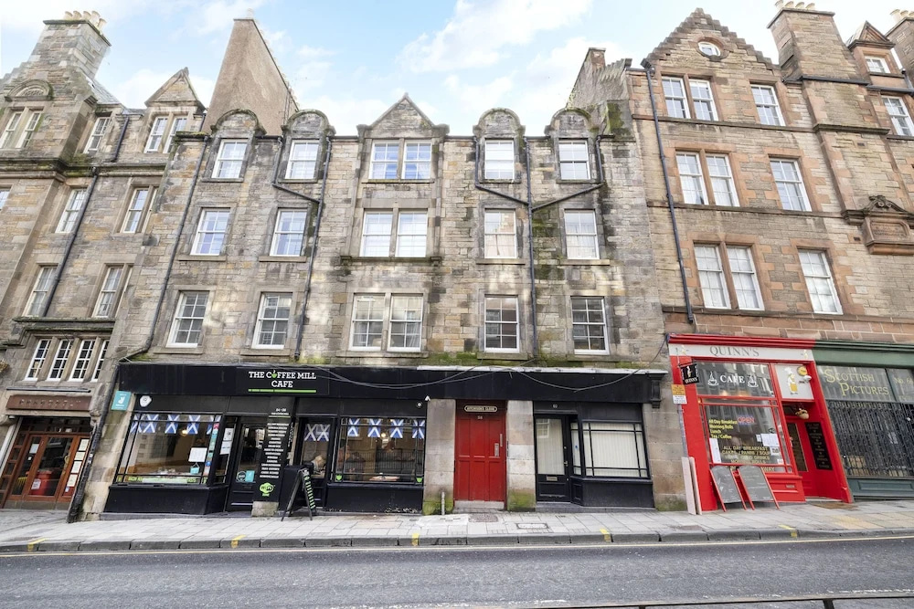 JOIVY Charming 1-Bed Home W/Patio Nearby The Castle