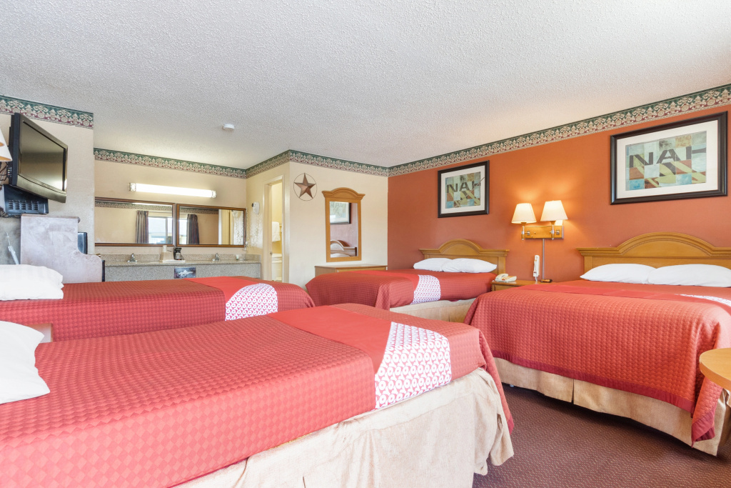 Freer Executive Inn and Studios — 2