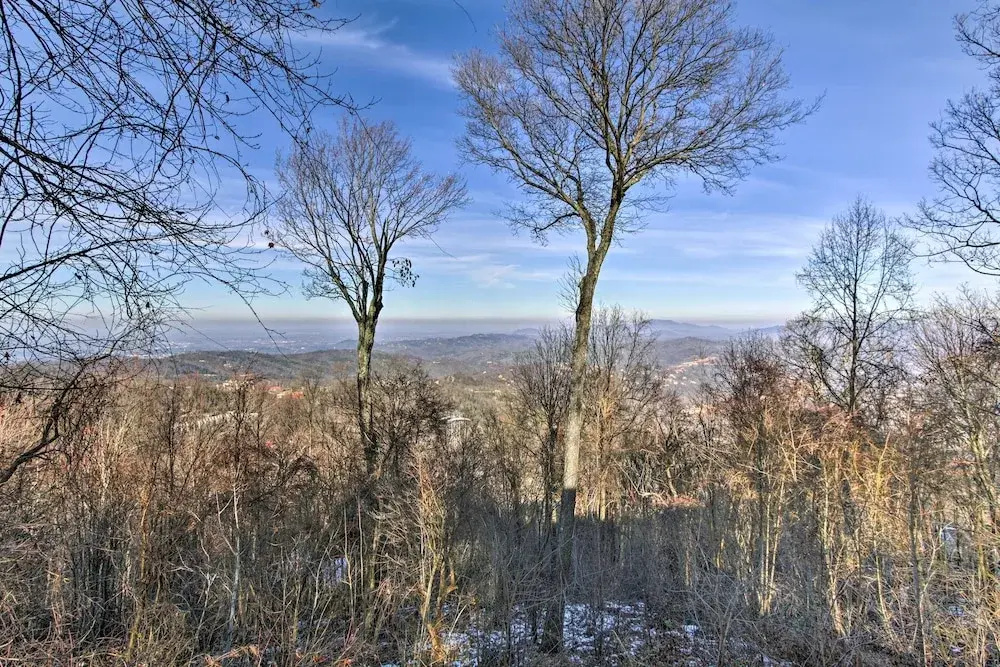 2 Mi to Ober Mtn: Hot Tub & Deck at Cozy Cabin!