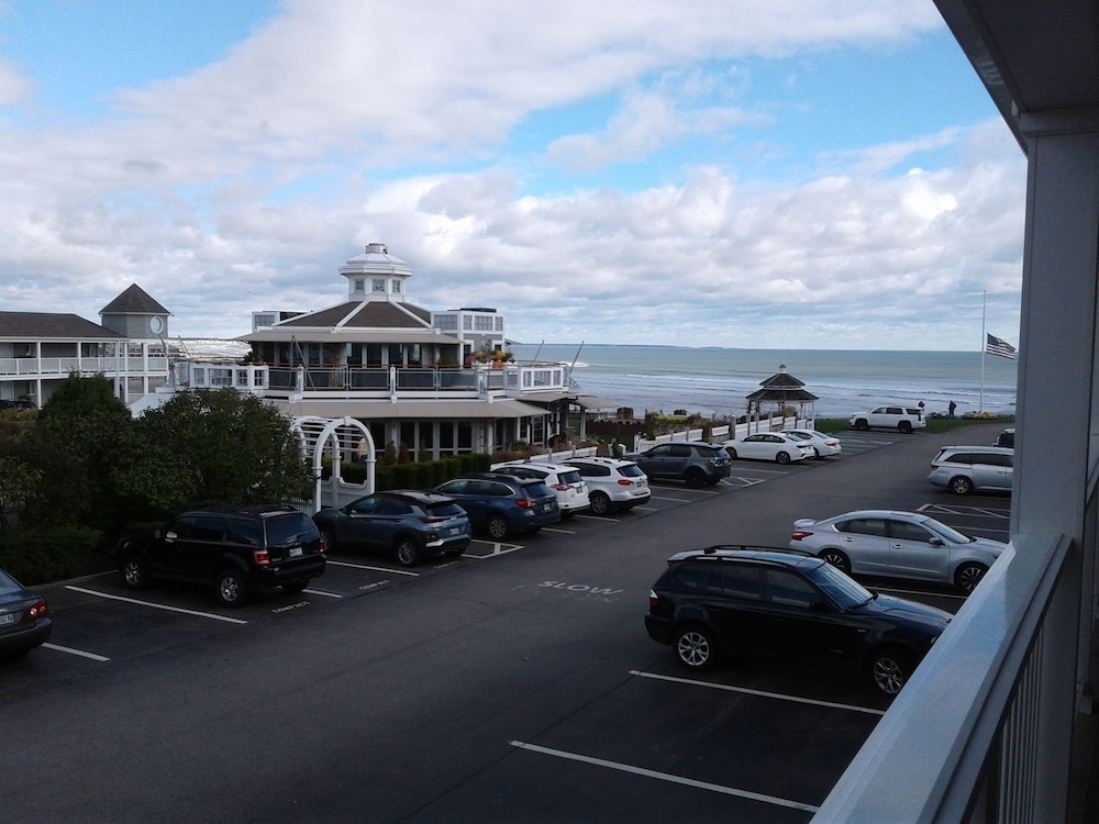 Standard Quadruple room with balcony and with partial ocean view