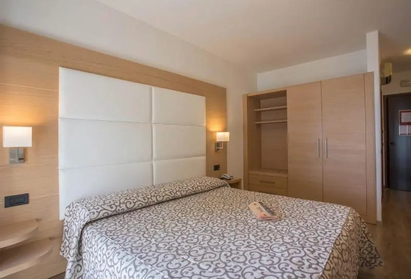 Standard Double room with lake view (full double bed) (bed type is subject to availability)