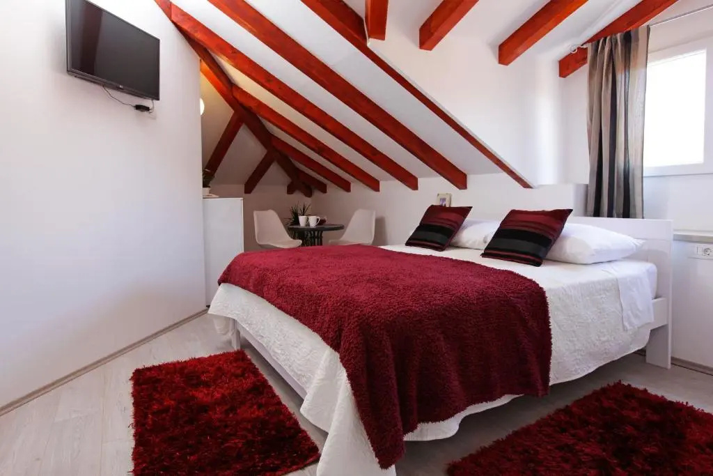 Standard Double room with city view (full double bed)