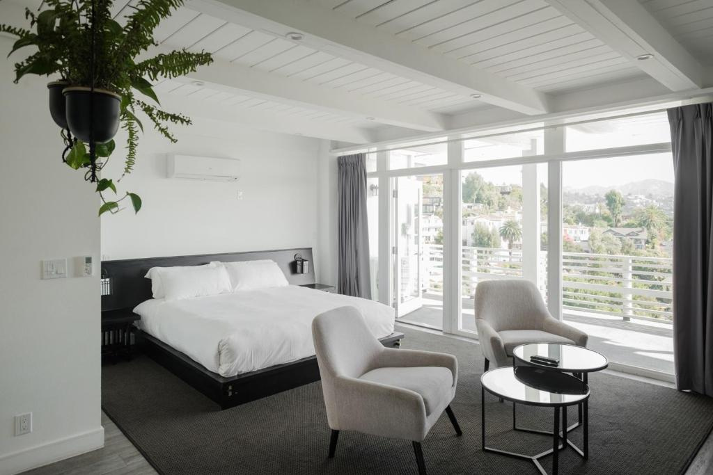 Отель Hollywood Hills Hotel в Лос-Анджелесе
