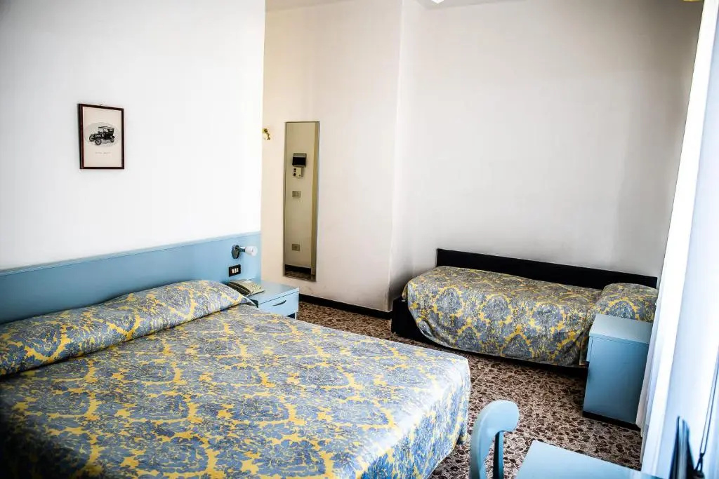 Standard Triple room