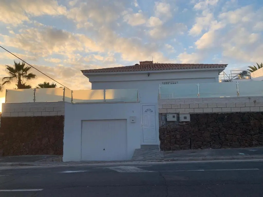 Luxurious 5* VILLA - 300M2 - private HEATED pool - garage - WiFi