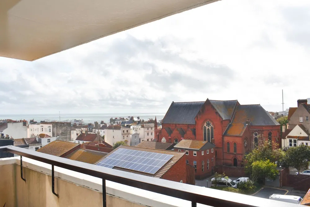 2 Bedroom Flat With Balcony Overlooking the Sea