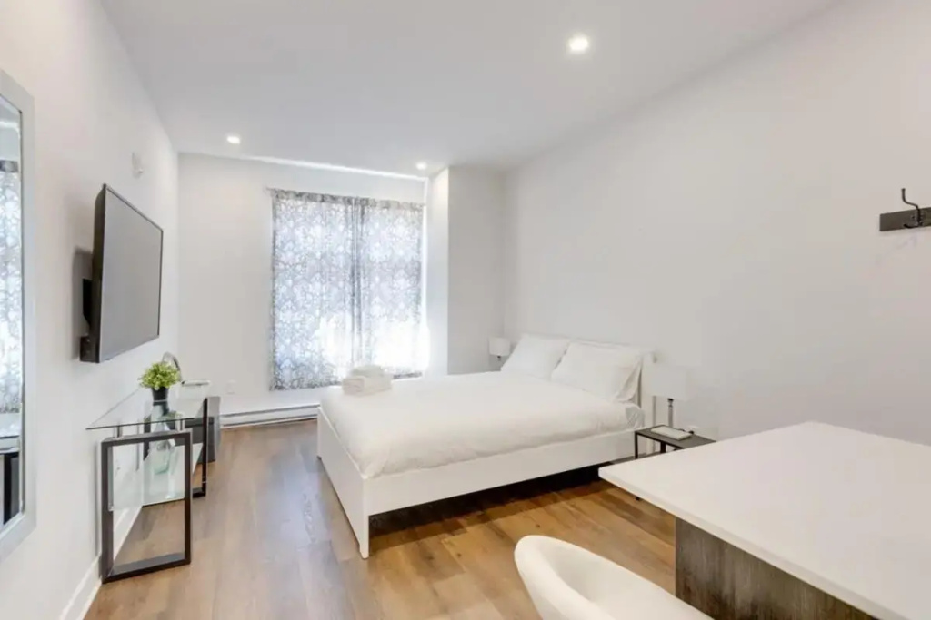 M11 Upscale Studio w Queen Bed AC Prime Location