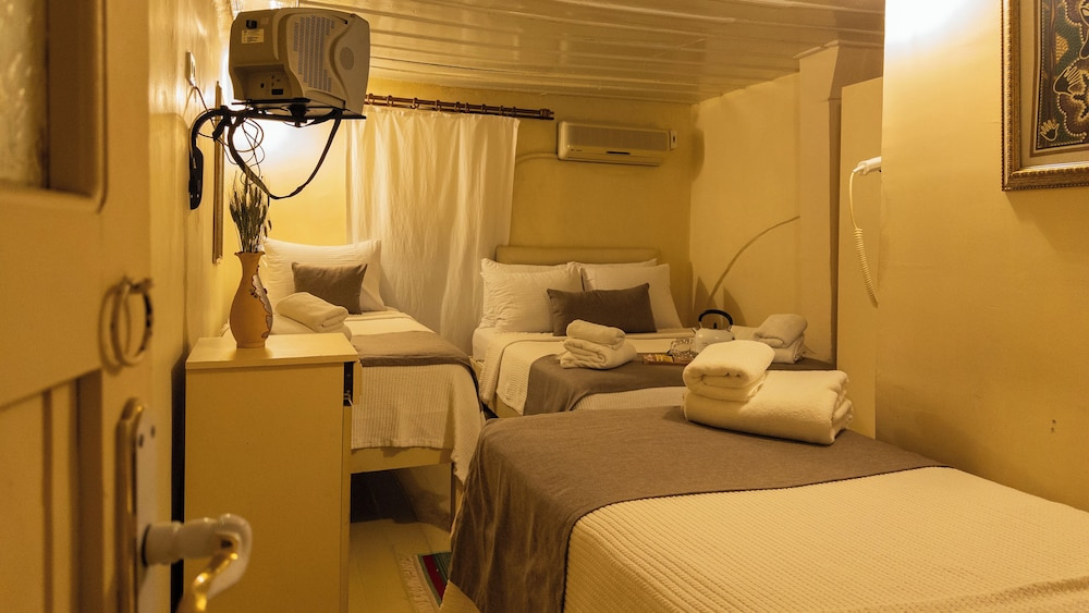 Economy Quadruple room
