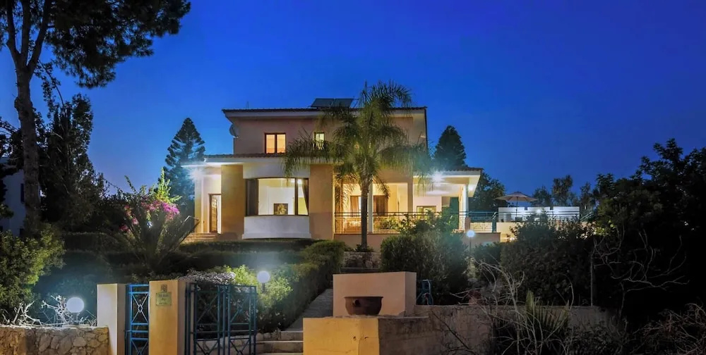 Exceptional Large Villa, Free Heated Pool 1 NOV - 15 Jan, Privacy,prime Location
